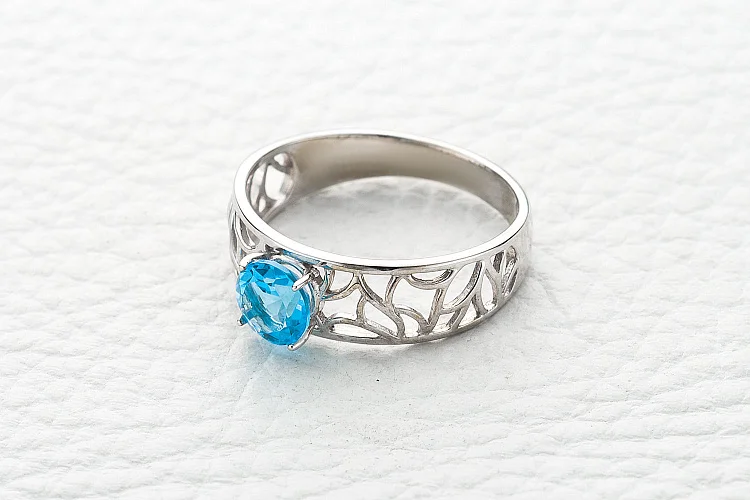 Кольцо из белого золота с топазом swiss