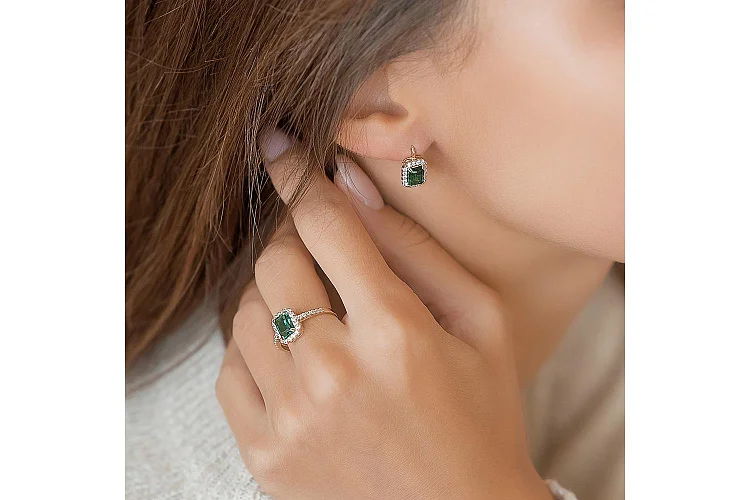 Кольцо из жёлтого золота с изумрудом и 30 фианитами