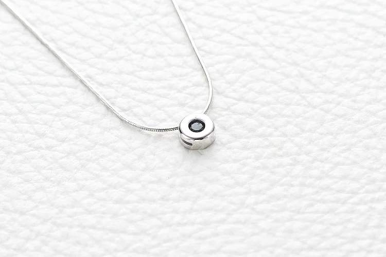 Колье из белого золота с сапфиром