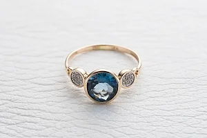 Кольцо из красного золота с топазом лондон и 14 фианитами