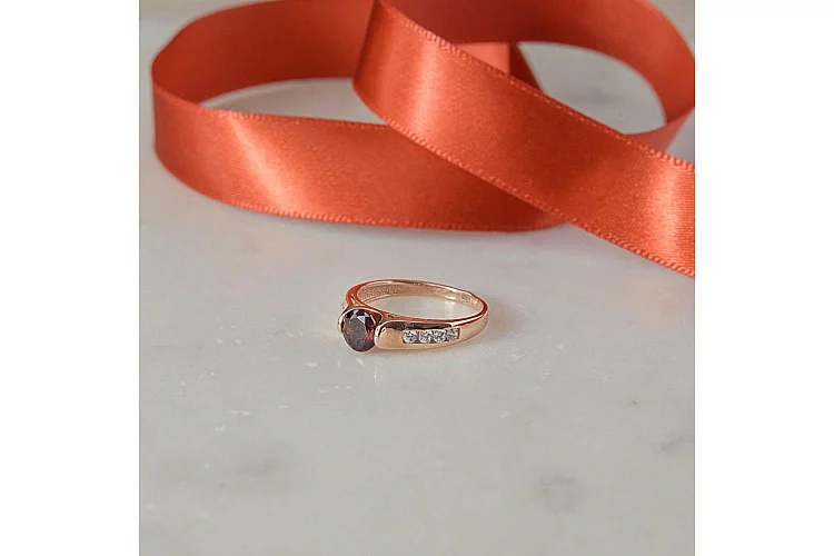 Кольцо из красного золота с гранатом и 8 фианитами