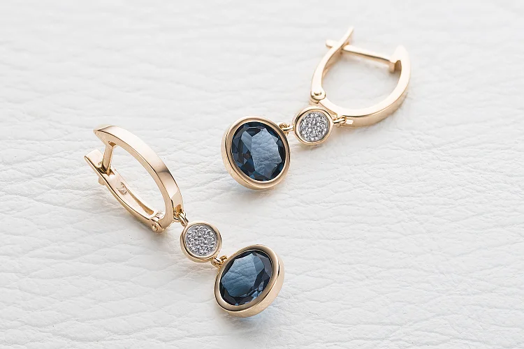 Серьги из красного золота с 2 топазами лондон и 14 фианитами