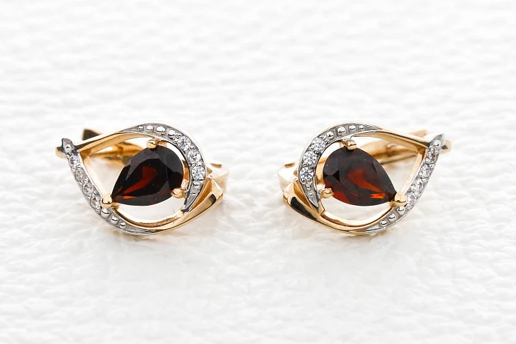 Серьги из красного золота с 2 гранатами и 14 фианитами