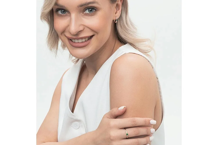 Кольцо из красного золота с изумрудом и 6 бриллиантами