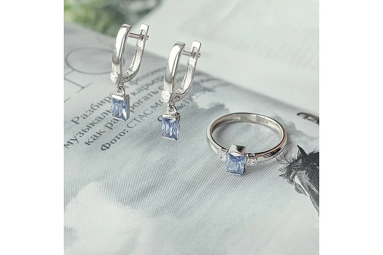 Серьги из белого золота с 4 фианитами