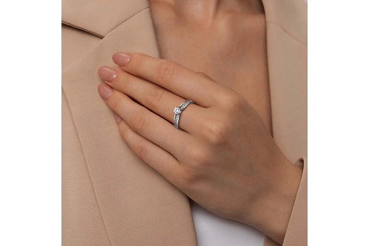 Кольцо из белого золота с 18 бриллиантами