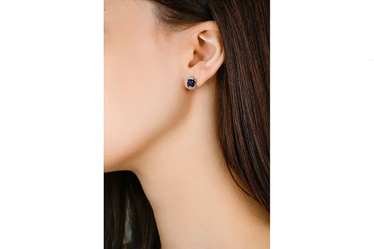 Серьги-пусеты из белого золота с 2 корундами и 16 бриллиантами