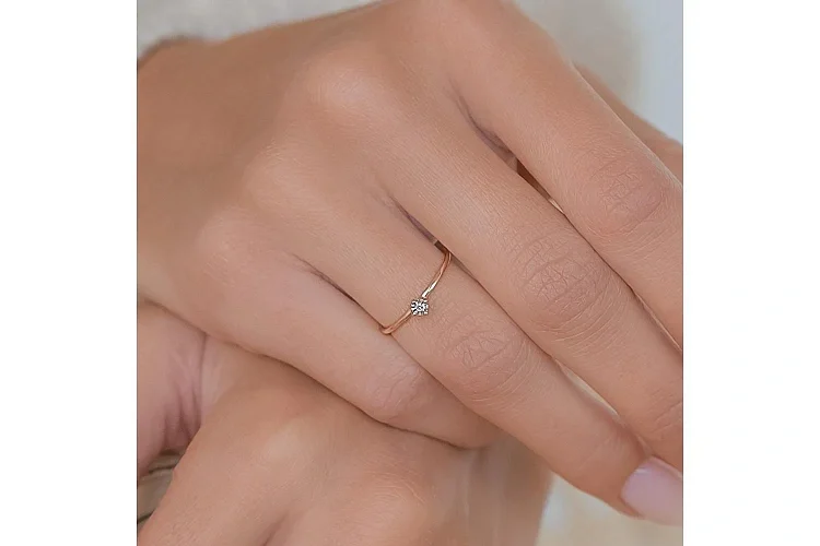 Кольцо из красного золота с бриллиантом