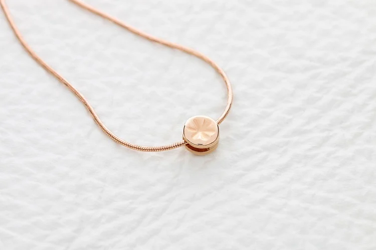 Колье Цветок из красного золота с бриллиантом