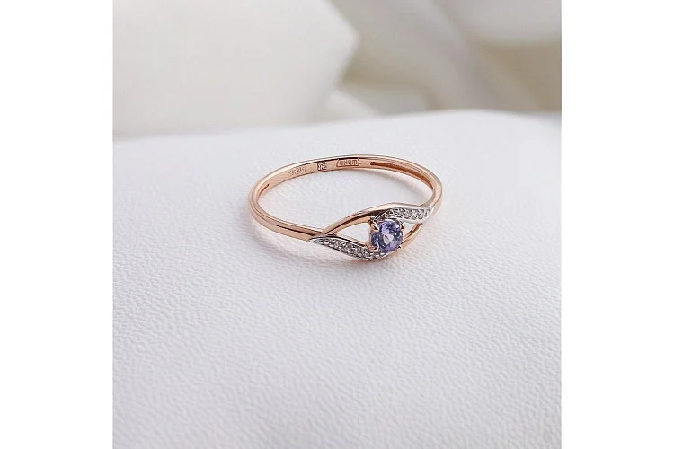 Кольцо из красного золота с танзанитом и 8 фианитами