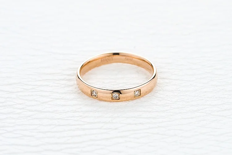 Обручальное кольцо из красного золота с 3 бриллиантами