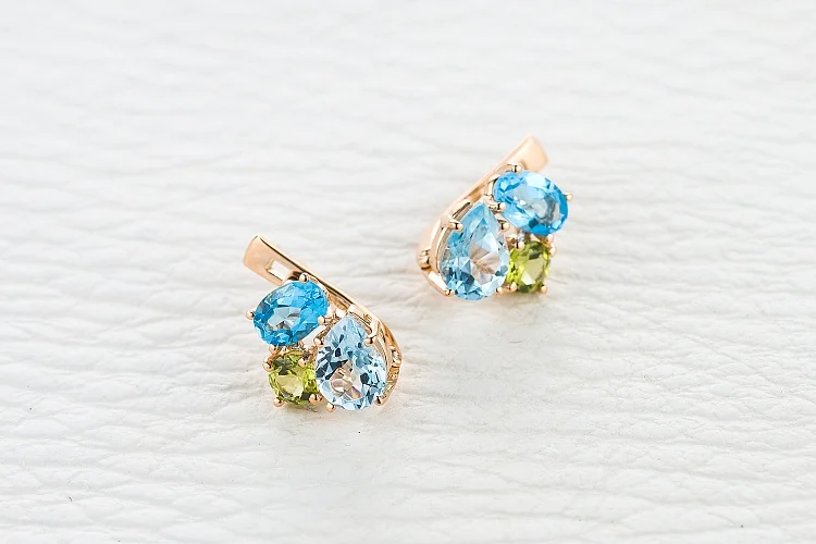 Серьги из красного золота с топазами sky, топазами swiss и хризолитами