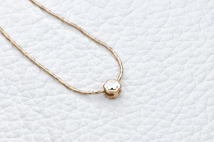 Колье Цветок из красного золота с бриллиантом