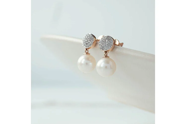 Серьги-пусеты из красного золота с 2 жемчужинами и 62 фианитами