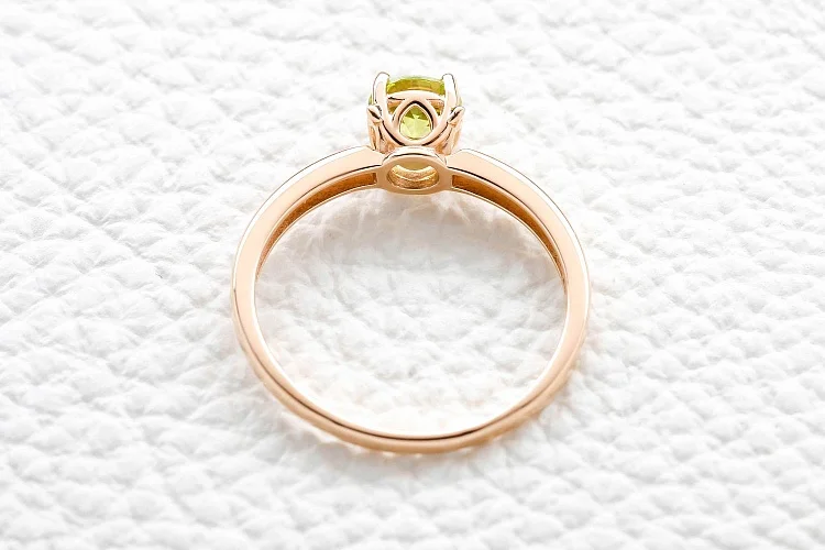 Кольцо из красного золота с хризолитом