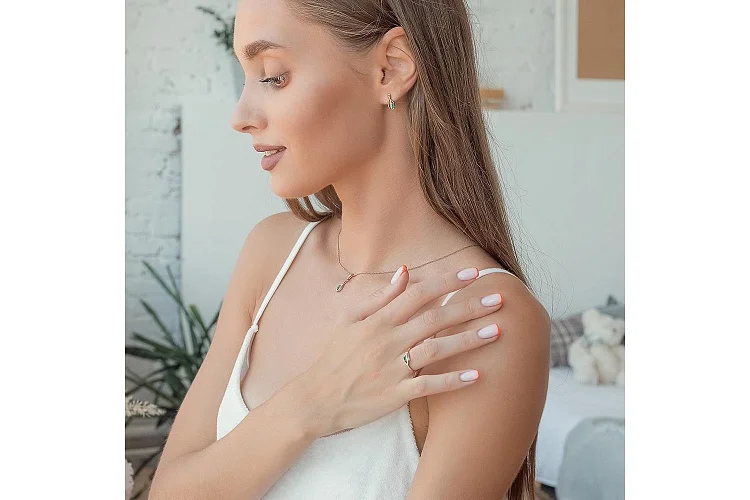 Кольцо из красного золота с изумрудом и 8 бриллиантами