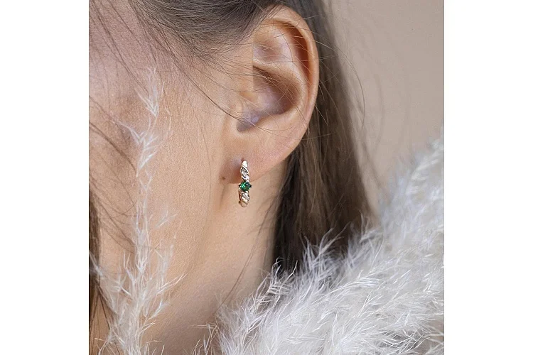 Серьги из красного золота с 2 изумрудами и 12 бриллиантами