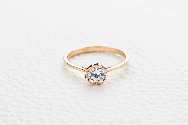 Кольцо из красного золота с кристаллом swarovski