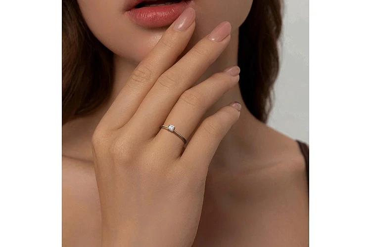 Кольцо из жёлтого золота с выращенным бриллиантом