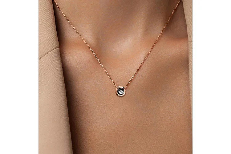 Подвеска из красного золота с выращенным бриллиантом и 27 бриллиантами