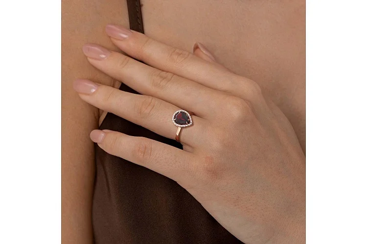 Кольцо из красного золота с гранатом и 22 фианитами