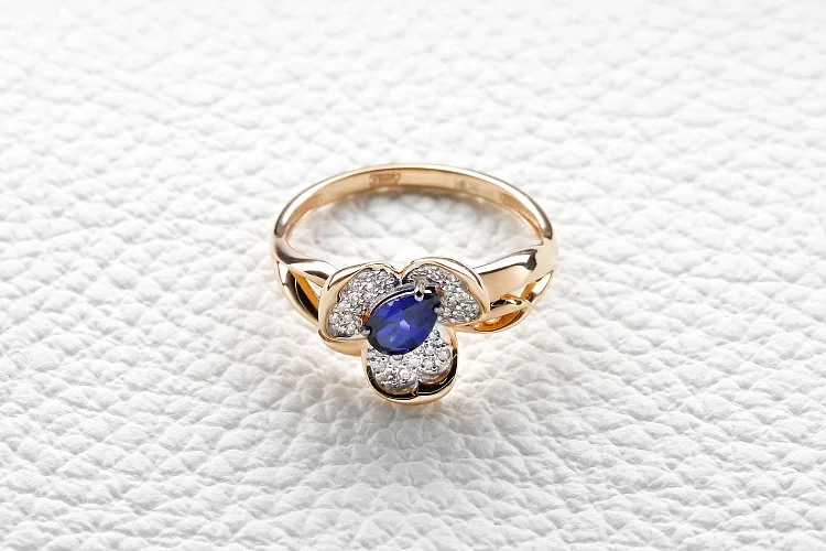 Кольцо Цветок из красного золота с корундом и 33 бриллиантами