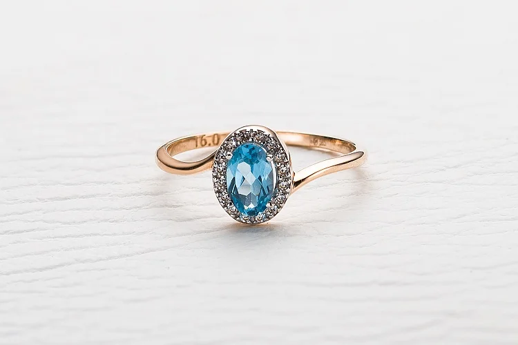 Кольцо из красного золота с топазом swiss и 16 фианитами