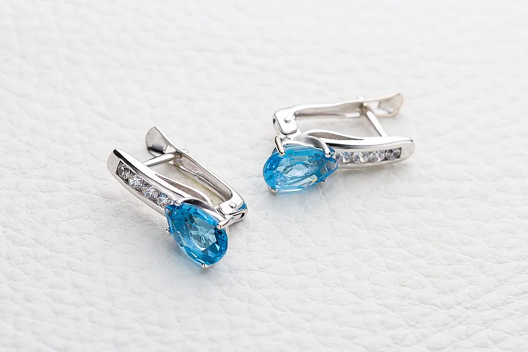 Серьги из белого золота с 2 топазами swiss и 8 фианитами