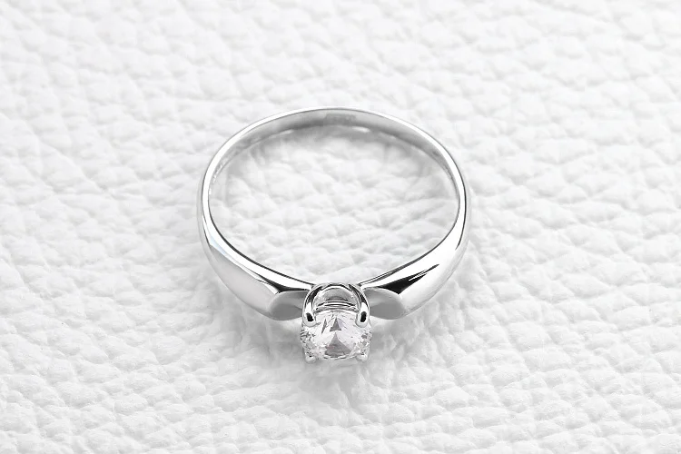 Кольцо из белого золота с кристаллом swarovski