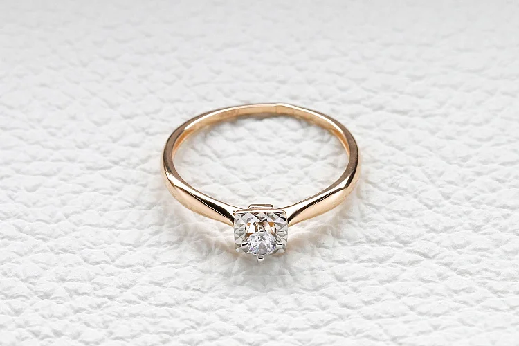 Кольцо из красного золота с муассанитом