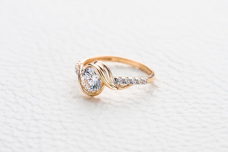 Кольцо из красного золота с 11 кристаллами swarovski