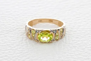 Кольцо из красного золота с хризолитом и 8 фианитами