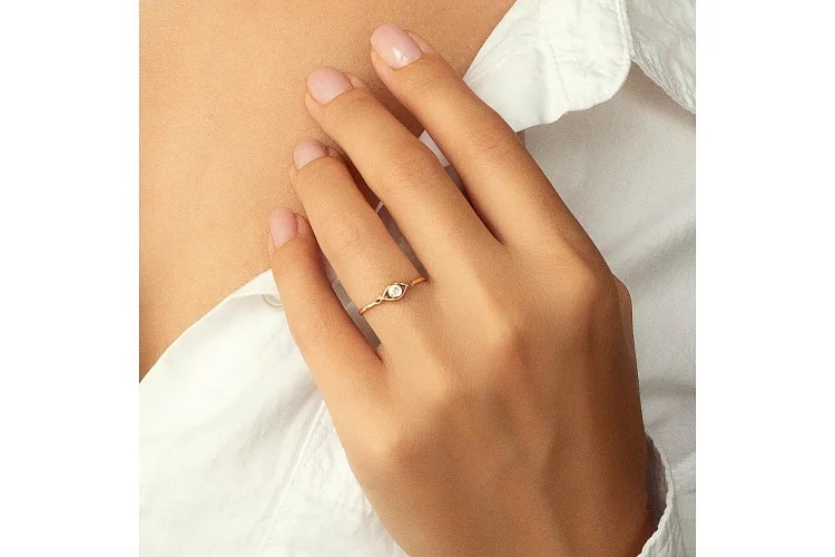 Кольцо из красного золота с бриллиантом