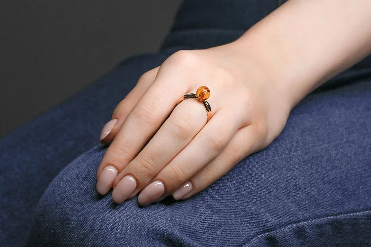 Кольцо из красного золота с янтарём