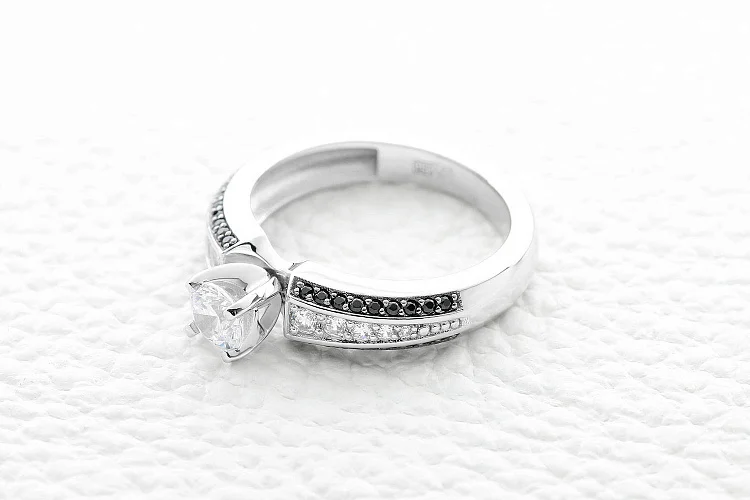 Кольцо из белого золота с кристаллом swarovski и 46 фианитами