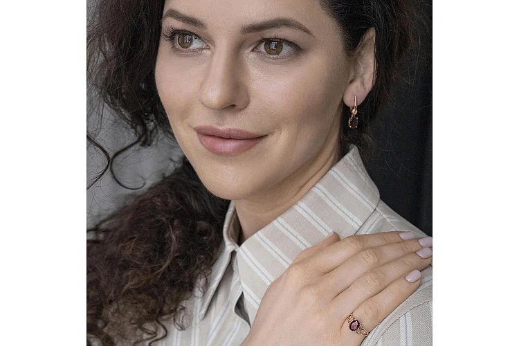 Кольцо из красного золота с гранатом