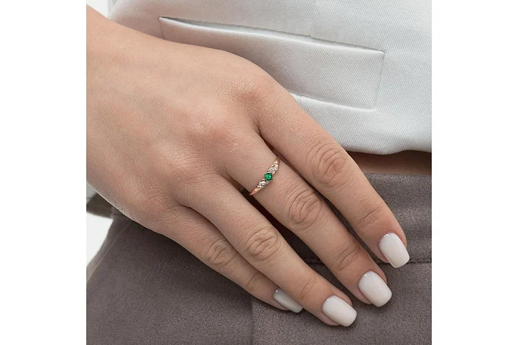 Кольцо из красного золота с изумрудом и 6 бриллиантами