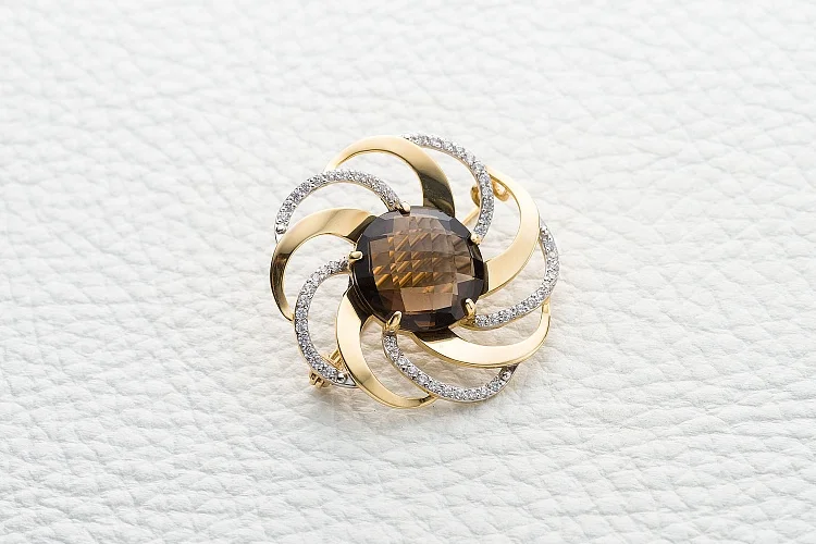 Брошь Цветок из жёлтого золота с раухтопазом и 55 фианитами