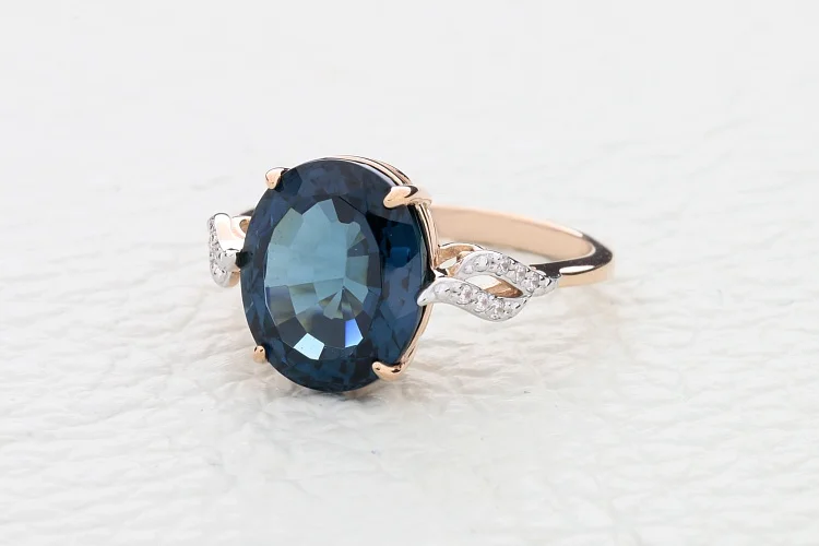 Кольцо из красного золота с ситаллом и 12 фианитами