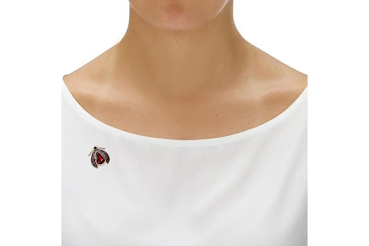 Брошь Божья коровка из красного золота с гранатом и 65 фианитами