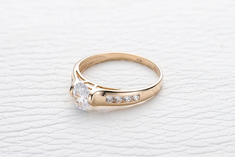 Кольцо из красного золота с 9 фианитами