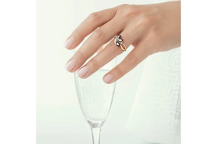 Кольцо из красного золота с 3 гранатами и 6 фианитами