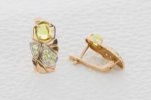 Серьги из красного золота с 2 хризолитами и 20 фианитами