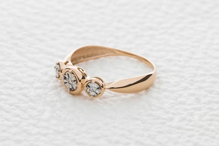 Кольцо из красного золота с 3 бриллиантами