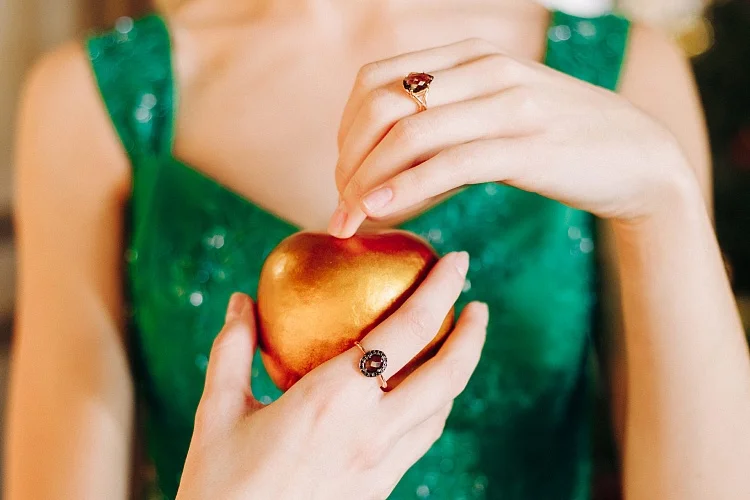 Кольцо из красного золота с раухтопазом