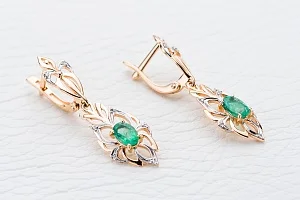 Серьги из красного золота с 2 изумрудами и 14 бриллиантами
