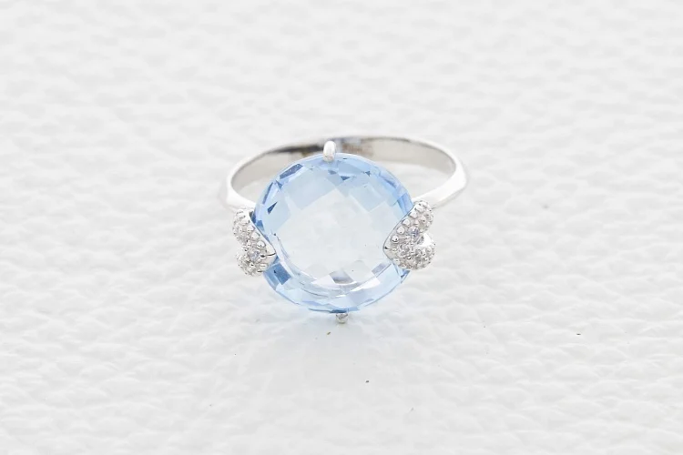 Кольцо из белого золота с топазом sky и 6 фианитами