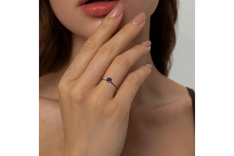 Кольцо из белого золота с иолитом