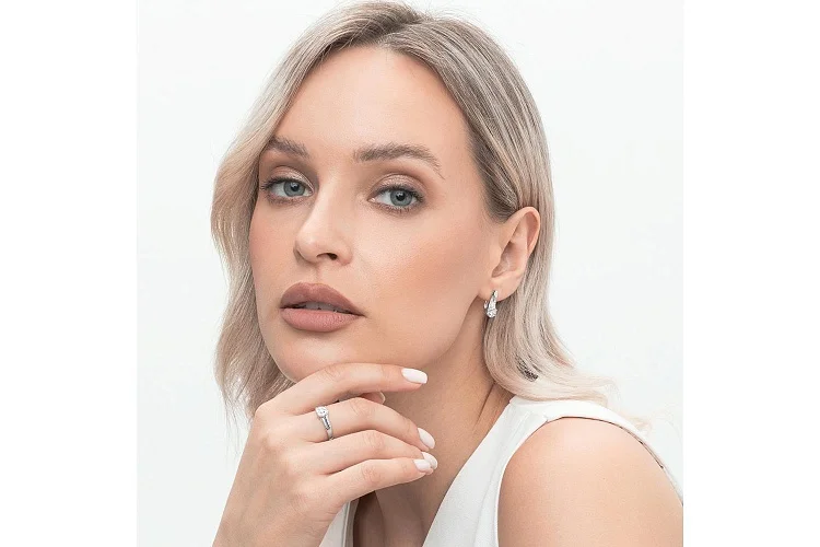 Серьги из белого золота с 26 фианитами