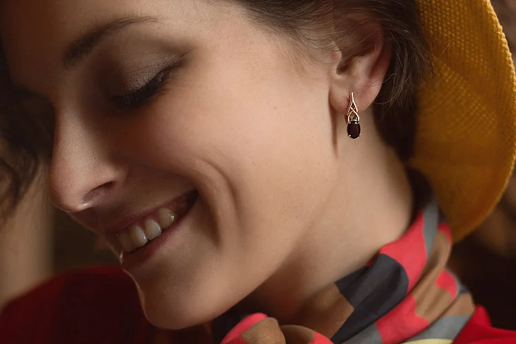 Серьги из красного золота с 2 гранатами